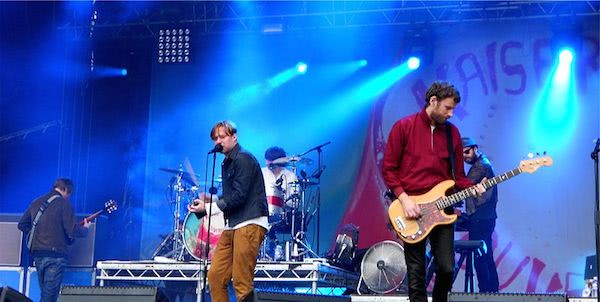 Die britische Band Kaiser Chiefs performt einen WM 2014 Song