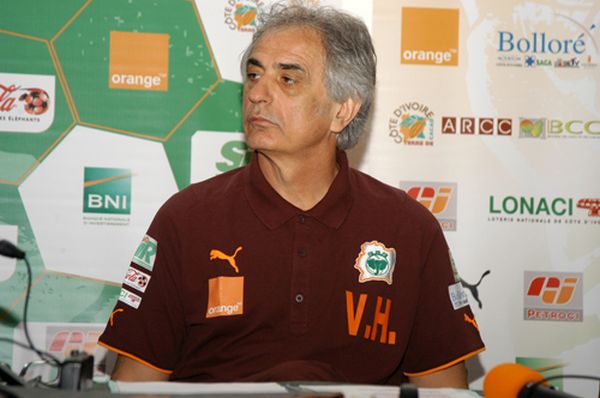 Algeriens Trainer Vahid Halihodzic wird von eigenen Wachleuten beschützt